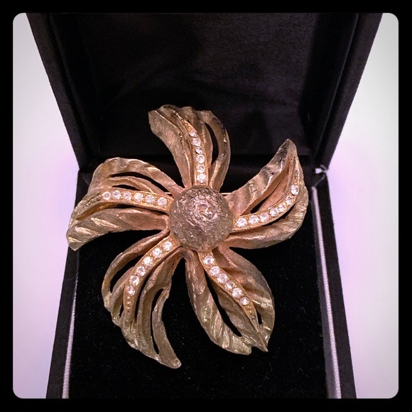 Vintage Jewelry - VINTAGE GOLDEN FLOWER W/WHITE STONES